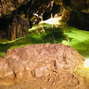 Dans les grottes