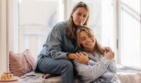 Une mère serre sa fille dans ses bras